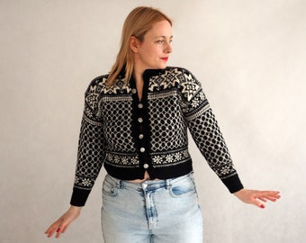 90er Jahre schwarz-weiße Strickjacke / handgefertigter Vintage-Pullover aus Norwegen / Retro-Strickjacke / Größe S-M / Oversize