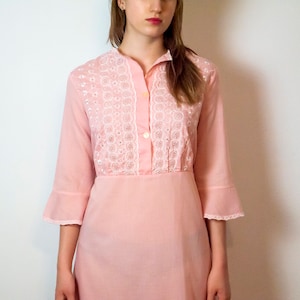 luftiges Boho Kleid / Vintage Kleid mit Stickerei / Nachthemd / Retro Kleid pink mit Rüschen / romantisches 90er Jahre Kleid / Größe S-M