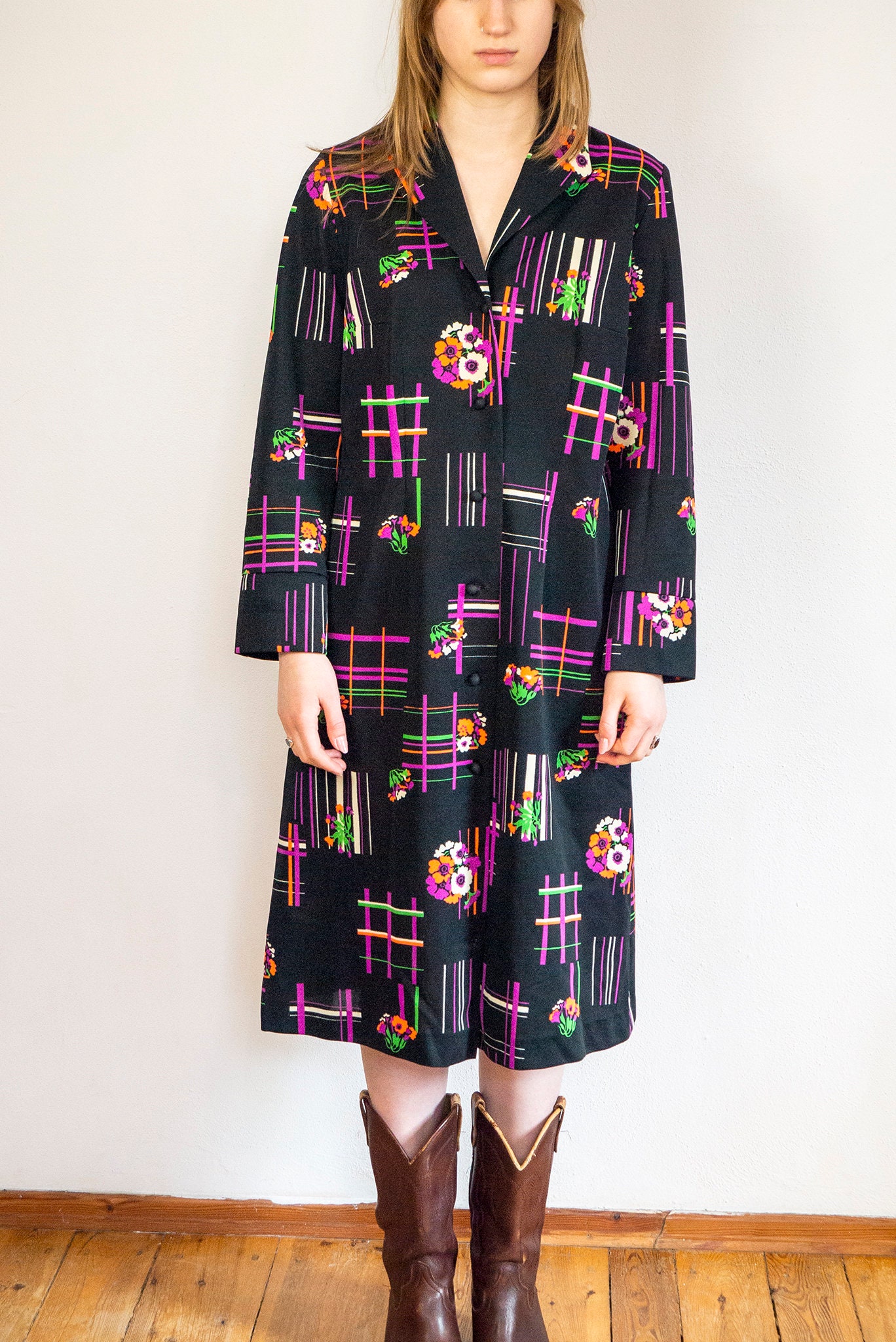 Long Vintage Button-Down Dress for an Elegant and Timeless Style