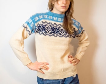 pull crème et bleu vintage fait main fabriqué en Norvège / pull en laine rétro des années 80-90 / pull nordique / taille XS à s