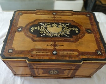 magnificent sewing box ,jawery box frech XIX