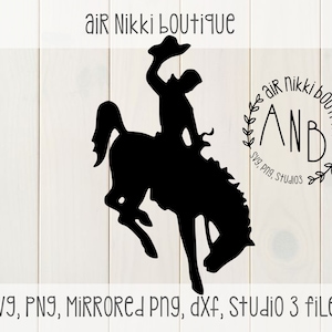 K&ouml;nnte beinhalten: Schwarze Silhouette eines Cowboys, der ein wildes Pferd reitet, mit dem Text "air Nikki boutique" und "AND" in einem Kreis mit einem Kranz darum.