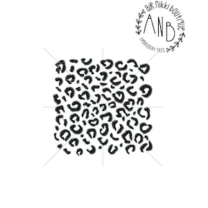 Puede incluir: Dise&ntilde;o de bordado de estampado de leopardo en blanco y negro. El dise&ntilde;o tiene 3,86 pulgadas de ancho y 3,78 pulgadas de alto. Contiene 9874 puntadas y est&aacute; hecho con hilo 1000 Madeira Classic Rayon 60.