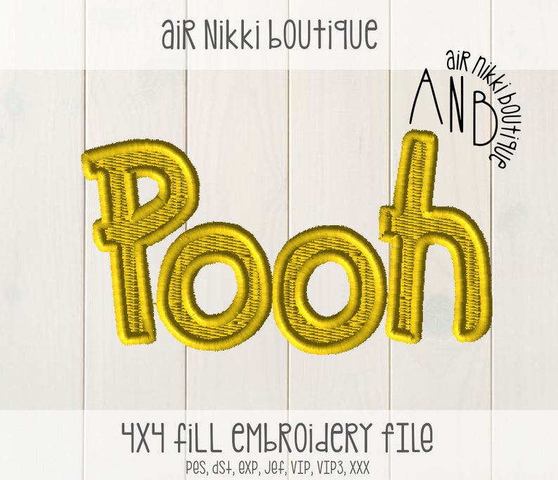 K&ouml;nnte beinhalten: Ein gelbes gesticktes Design des Wortes "Pooh" auf einem wei&szlig;en Holzgrund. Das Design ist 4x4 Zoll gro&szlig; und in verschiedenen Formaten erh&auml;ltlich, darunter PES, DST, EXP, JEF, VIP, VIP3 und XXX.
