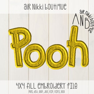 K&ouml;nnte beinhalten: Ein gelbes gesticktes Design des Wortes "Pooh" auf einem wei&szlig;en Holzgrund. Das Design ist 4x4 Zoll gro&szlig; und in mehreren Stickdateiformaten verf&uuml;gbar.