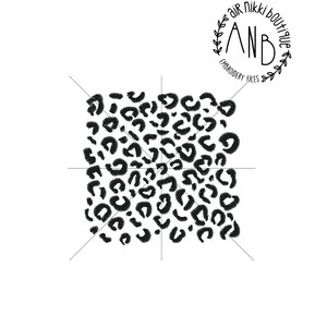 Puede incluir: Dise&ntilde;o de bordado de estampado de leopardo en blanco y negro. El dise&ntilde;o tiene 3,86 pulgadas de ancho y 3,78 pulgadas de alto. Contiene 9874 puntadas y est&aacute; hecho con hilo 1000 Madeira Classic Rayon 60.