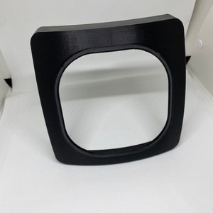 以下が含まれることがあります： 丸みを帯びたエッジを持つ黒いプラスチックフレーム。フレームにはわずかに盛り上がった内側のエッジがあります。