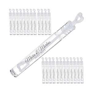 Könnte beinhalten: Ein Set mit 20 durchsichtigen Plastik-Blasenstäben mit herzförmigen Stäben. Die Stäbe sind mit dem Text "Maria & Markus 14.02.2023" personalisiert.