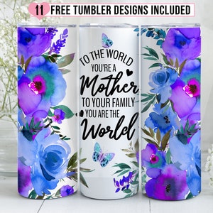 Puede incluir: Un vaso blanco con un dise&ntilde;o floral y el texto "To the world you're a mother to your family you are the world". Las flores son azules, moradas y verdes.