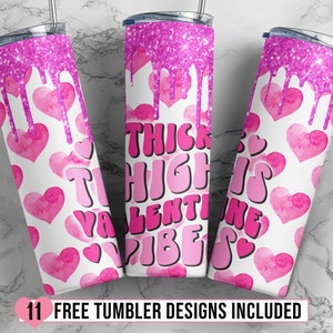 Puede incluir: Tres dise&ntilde;os de vasos rosas y blancos con un efecto de goteo de purpurina rosa. Los vasos presentan un patr&oacute;n de corazones rosas en acuarela y el texto "Thick Thighs Valentine Vibes".
