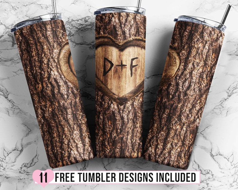 Puede incluir: Tres vasos de acero inoxidable con dise&ntilde;o de veta de madera y un coraz&oacute;n tallado con las iniciales D+F. Los vasos est&aacute;n sobre un fondo de m&aacute;rmol blanco.