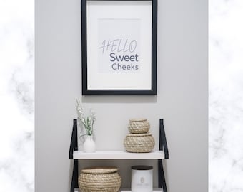 Hallo Sweet Cheeks Wall Art Instant Download 8x10" | Badkamerhumor | Afdrukbare badkamermuurdecoratie | Badkamerborden | 3 PNGS + PDF