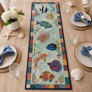 Peut inclure: Un chemin de table rectangulaire présentant un fond bleu clair avec une variété de poissons colorés, dont un poisson-lion, un poisson-ange et un combattant, entourés de coraux et d'algues, bordé d'une bordure patchwork bleu foncé et multicolore.