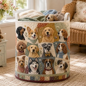 Könnte beinhalten: Ein zylindrischer Aufbewahrungskorb aus Stoff mit gestepptem Patchwork-Design und detaillierten gestickten Porträts verschiedener Hunderassen, darunter Dackel, Corgi, Golden Retriever, Beagle, Pudel und Husky, mit zwei seitlichen Griffen.