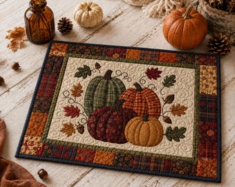 Tovaglietta autunnale trapuntata con zucca, decorazione rustica per la tavola del Ringraziamento con patchwork a tema raccolto.