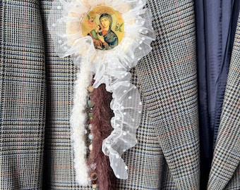 Crocheted brooch | Prize ribbon with icon motif | Boho brooch with tassels & beads