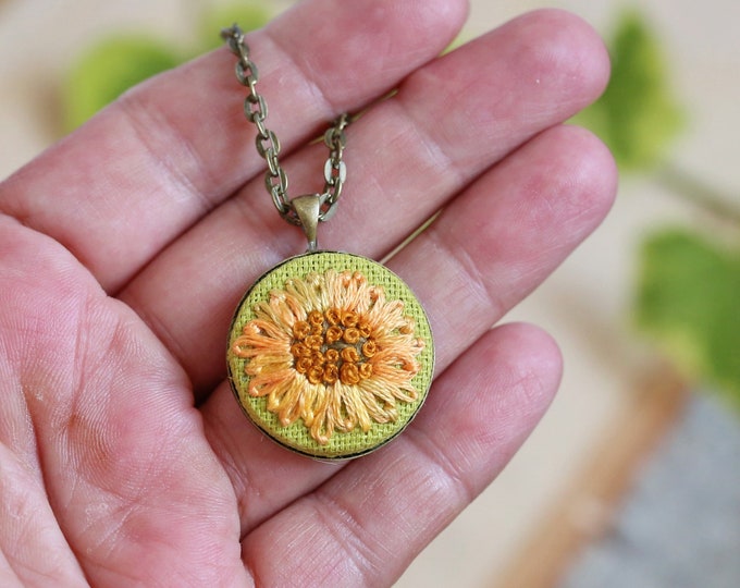 Handcrafted Cotton Flower Necklace In Sun