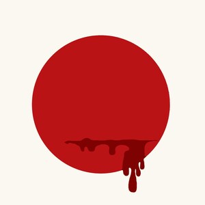 Könnte beinhalten: Ein minimalistisches Filmplakat mit einem großen roten Kreis, der an die japanische Flagge erinnert, mit einem stilisierten, blutartigen Tropfen. Der Titel "KANSUKE EL ESTRATEGA" ist in fetter schwarzer Schrift. Der Hintergrund ist cremeweiß.