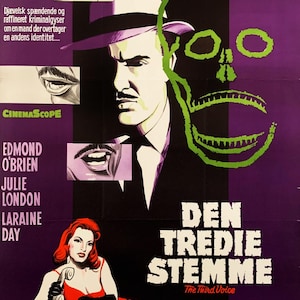 Peut inclure: Affiche de film vintage pour "The Third Voice" avec un fond violet et noir. L'affiche présente un homme portant un chapeau, un crâne vert et une femme en robe rouge. Le texte comprend le titre et la distribution.