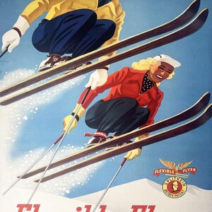 Puede incluir: Anuncio publicitario vintage de esquís Flexible Flyer. La imagen presenta a dos esquiadores en acción, con el texto "SUPPORT YOUR SKI PATROL" y "NATIONAL HEADQUARTERS DENVER, COLORADO". Los esquiadores visten ropa de esquí retro.
