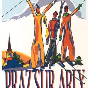 Könnte beinhalten: Vintage Reiseplakat für Praz Sur Arly, Frankreich, mit stilisierten Skifahrern in orangefarbenen Overalls vor einer schneebedeckten Bergkulisse. Das Plakat enthält den Text "Praz Sur Arly" und "Pays du Mont-Blanc France" in fetter Schrift.