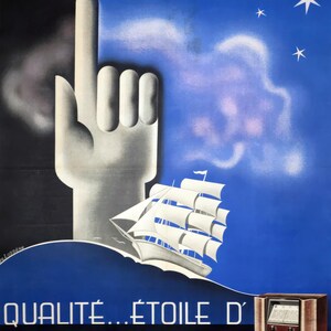 以下が含まれることがあります： 赤色の「QUALITE」という文字が入ったヴィンテージポスター。 大きく様式化された手が上を指しています。 青い波の上を帆船が航海し、星が輝く青い空の下にあります。 「QUALITE... ETOILE D'ARIANE」というテキストが赤色で表示されています。 ヴィンテージラジオが右側にあります。