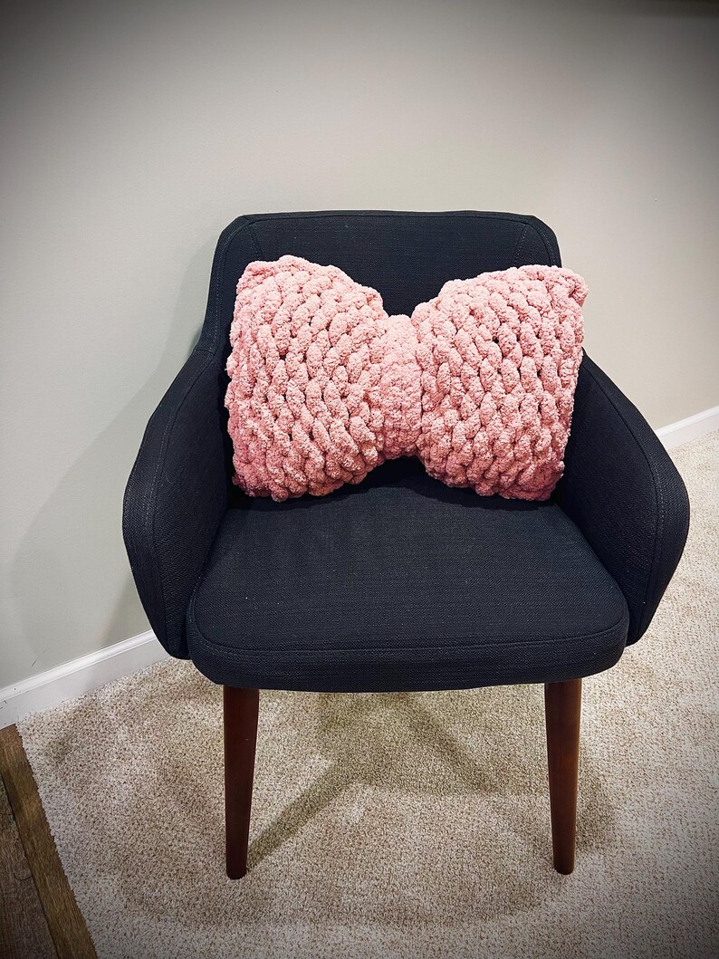 Chunky knit bow pillow