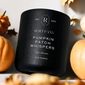 Pode incluir: Um frasco de vela preto com texto branco que diz "EST. R 2022 RESET & CO. PUMPKIN PATCH WHISPERS Fall Collection 8 OZ CANDLE".