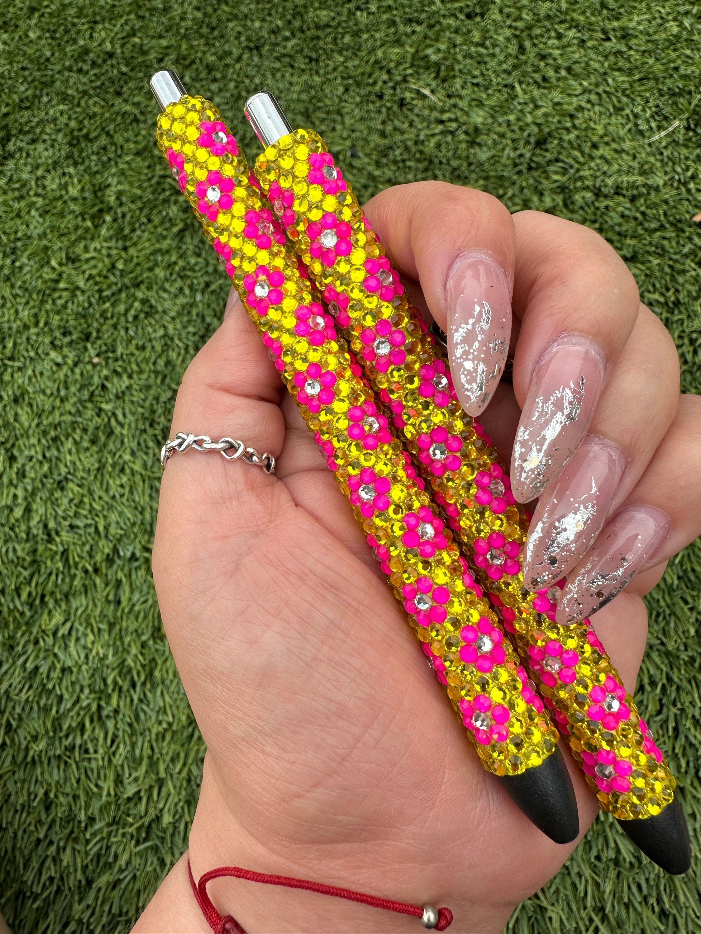 Geel met neonroze bloemen strassteenpen