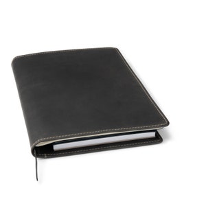 Portafolio B5 con cubierta de cuero negro, recargable, de 7.8" x 10.8", con bolsillos para bolígrafo, teléfono y tarjetas, compatible con Moleskine XL, ideal como obsequio empresarial o de negocios.