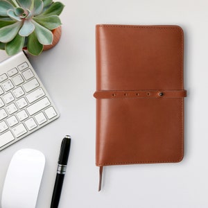 Capa de couro A5 para diário – 5,5" x 9" na cor marrom conhaque para iPad Mini. Compatível com cadernos Moleskine L – compartimentos para bloco de notas, caneta, celular e cartão.
