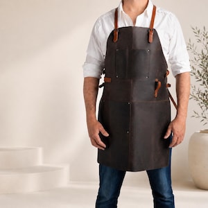 Tablier en cuir marron - grain supérieur - bretelles réglables, 2 grandes poches. A utiliser comme tablier de barman, ou de grillardin, etc.