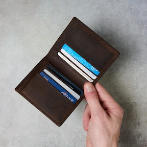 Vintage Brown Leather Bifold Wallet: Slim RFID Blocking Design