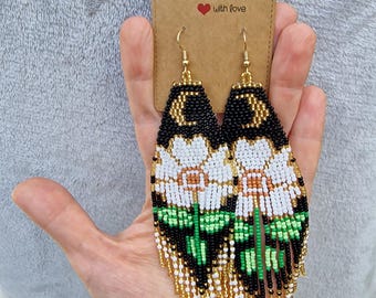 Pendientes bohemios con borla de cuentas de semillas – Flor blanca, luna dorada, joyería hecha a mano