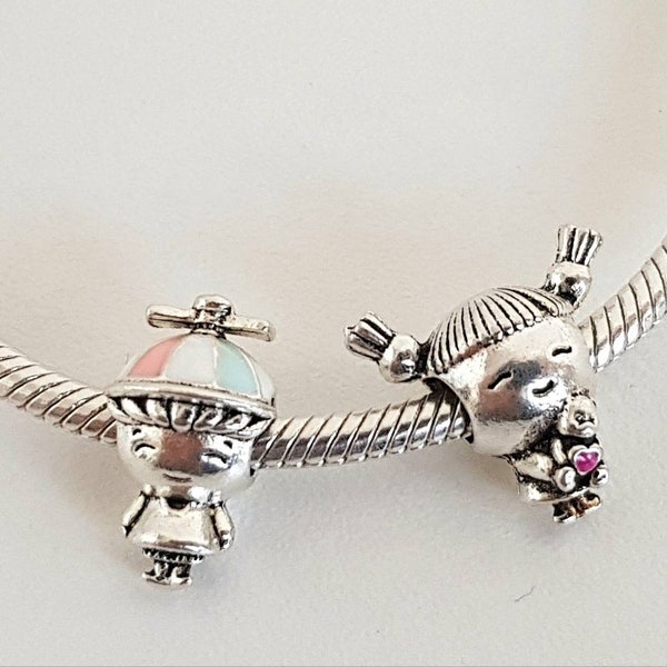 Petite fille avec des nattes et un ours en peluche et petit garçon avec un chapeau à hélice Charm familial pour bracelet S925 ALE Silver