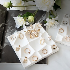 Meerdere kleuren! Dienblad met onregelmatige gipsen sieraden, display ringoorbellen, displayschaal sieraden, wit thema