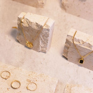 Ensemble daffichage de bijoux en pierre calcaire naturelle incrustée de fossiles, support de collier, plat de présentation de bijoux image 4