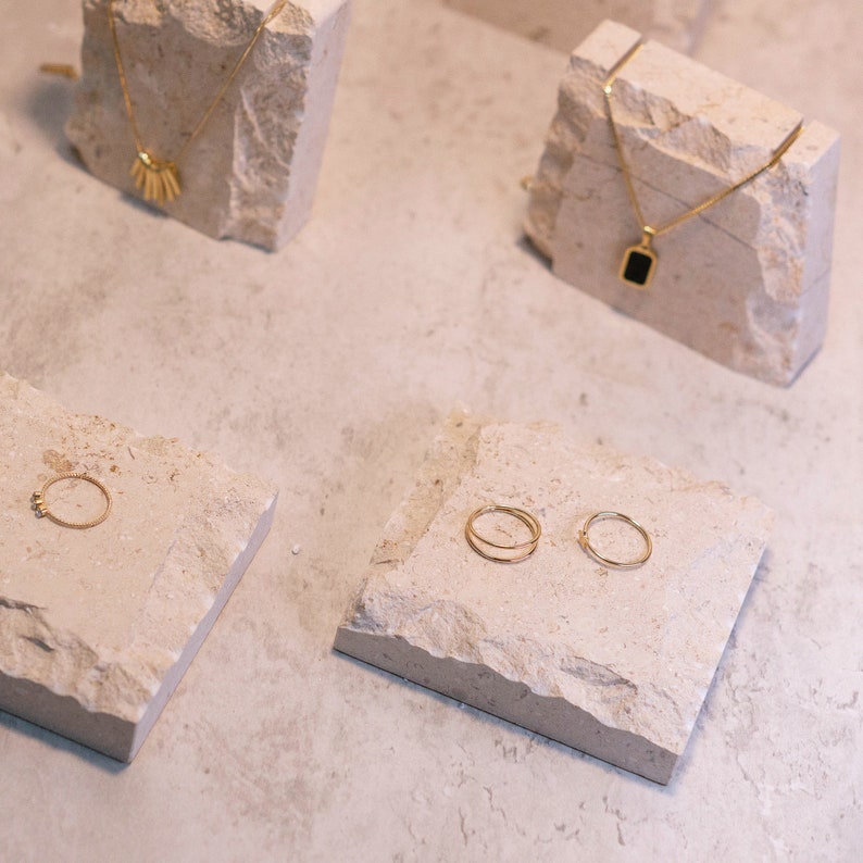 Ensemble daffichage de bijoux en pierre calcaire naturelle incrustée de fossiles, support de collier, plat de présentation de bijoux image 3