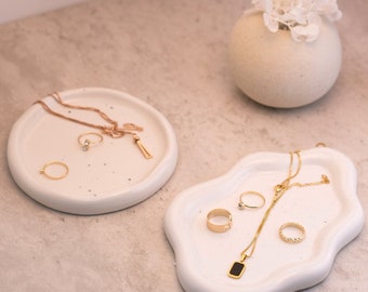 Présentoir à bijoux en céramique artisanal de forme irrégulière, présentoir à bagues, support pour colliers