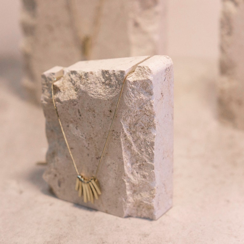 Ensemble daffichage de bijoux en pierre calcaire naturelle incrustée de fossiles, support de collier, plat de présentation de bijoux image 5