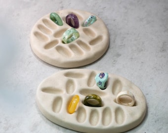 Présentoir d’anneaux en céramique beige fabriqué à la main de forme unique, porte-anneaux