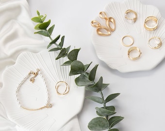 Natural Plaster Seashell Jewelry Display Dish: White Handmade Necklace Stand