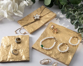 Golden Square Jewelry Display: Rough Texture Plaster Necklace Stand