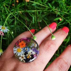 Sortija ajustable flores variadas, anillo mediano de flores naturales, regalo botánico para mamá, anillo mejor amiga, joya original novia