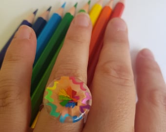 Petite bague en copeaux de crayons de couleur, bague réglable en crayons recyclés et résine, cadeau pour professeur, bijoux pour professeur