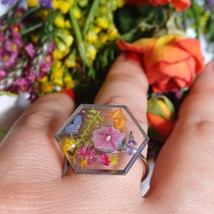 Real flower resin ring, Handmade botanical jewelry with natural flowers, hexagonal ring with real flowers, colorfull flowers ring
