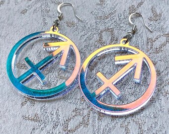 Pendientes iridiscentes de Sagitario: joyas con signos del zodiaco celestiales