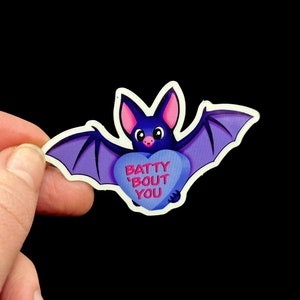 Linda pegatina de murciélago de amor - Batty 'Bout You / Original Pastel Goth Art en vinilo impermeable brillante premium