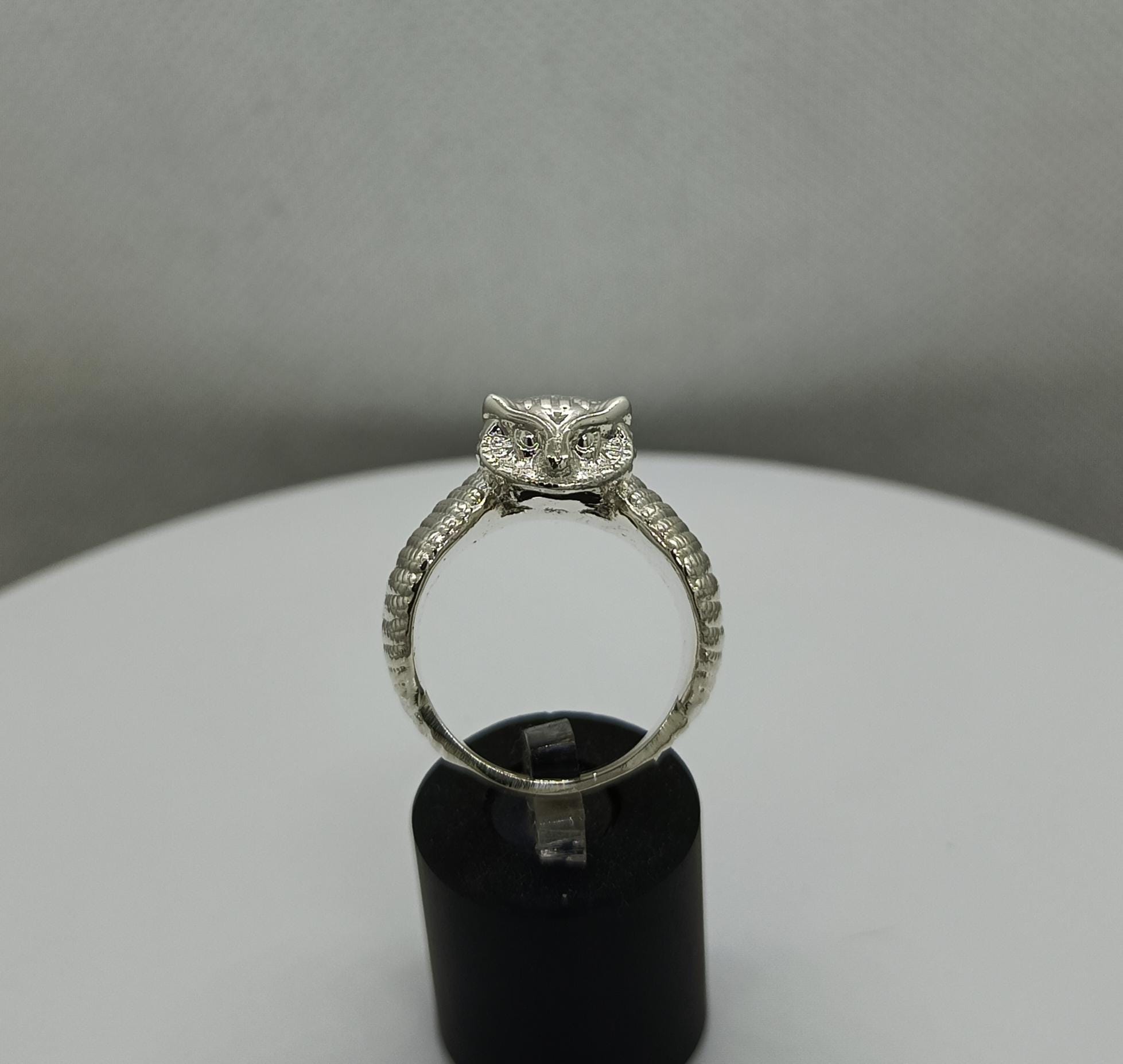 Sterilite Silver Owl Ring &ndash; Detailed White Metal Band, US Size 6.25