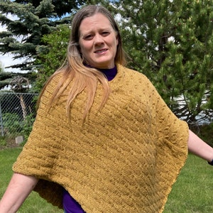 Modello lavorato a maglia per poncho o wrap a forma di lucciole